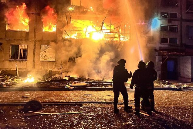 Россияне нанесли удар по жилому сектору Доброполья: 11 человек погибли, 40 ранены. Фото