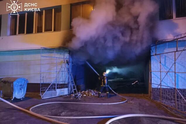 В Киеве горел один из лицеев на Оболони: спасатели задействовали три пожарных машины. Фото и видео