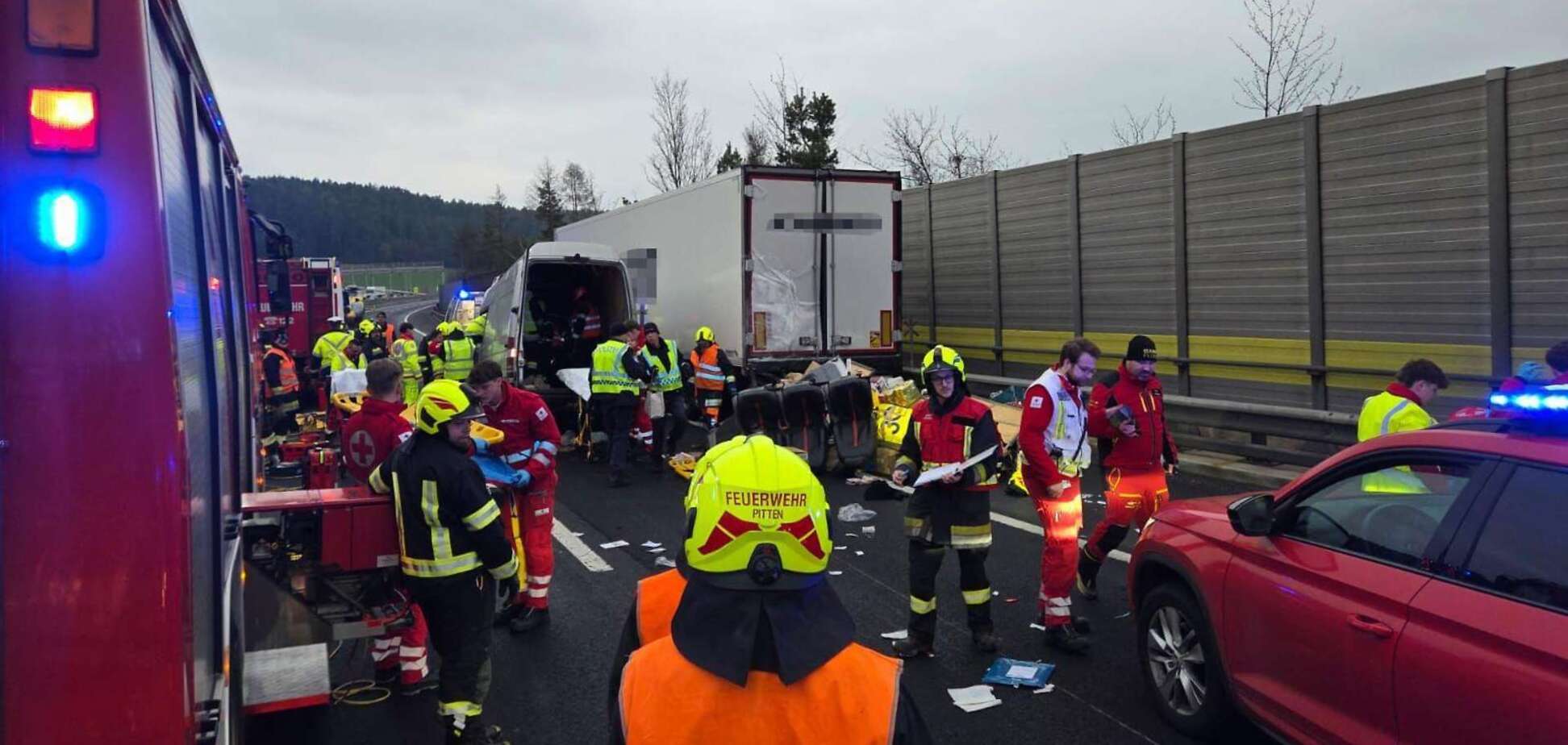В Австрії мікроавтобус з українцями потрапив у ДТП: чотири людини загинули, є постраждалі. Фото