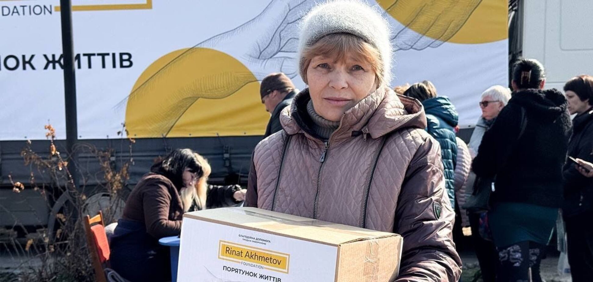 'Бывают моменты, когда люди не сдерживают слез': эвакуированным жителям Сумщины передали помощь от Фонда Рината Ахметова