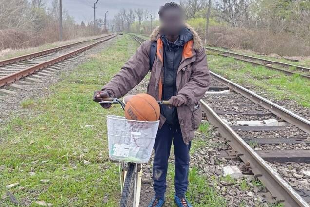 Через колії на велосипеді: прикордонники затримали громадянина Сенегалу, який незаконно перетнув кордон України. Фото
