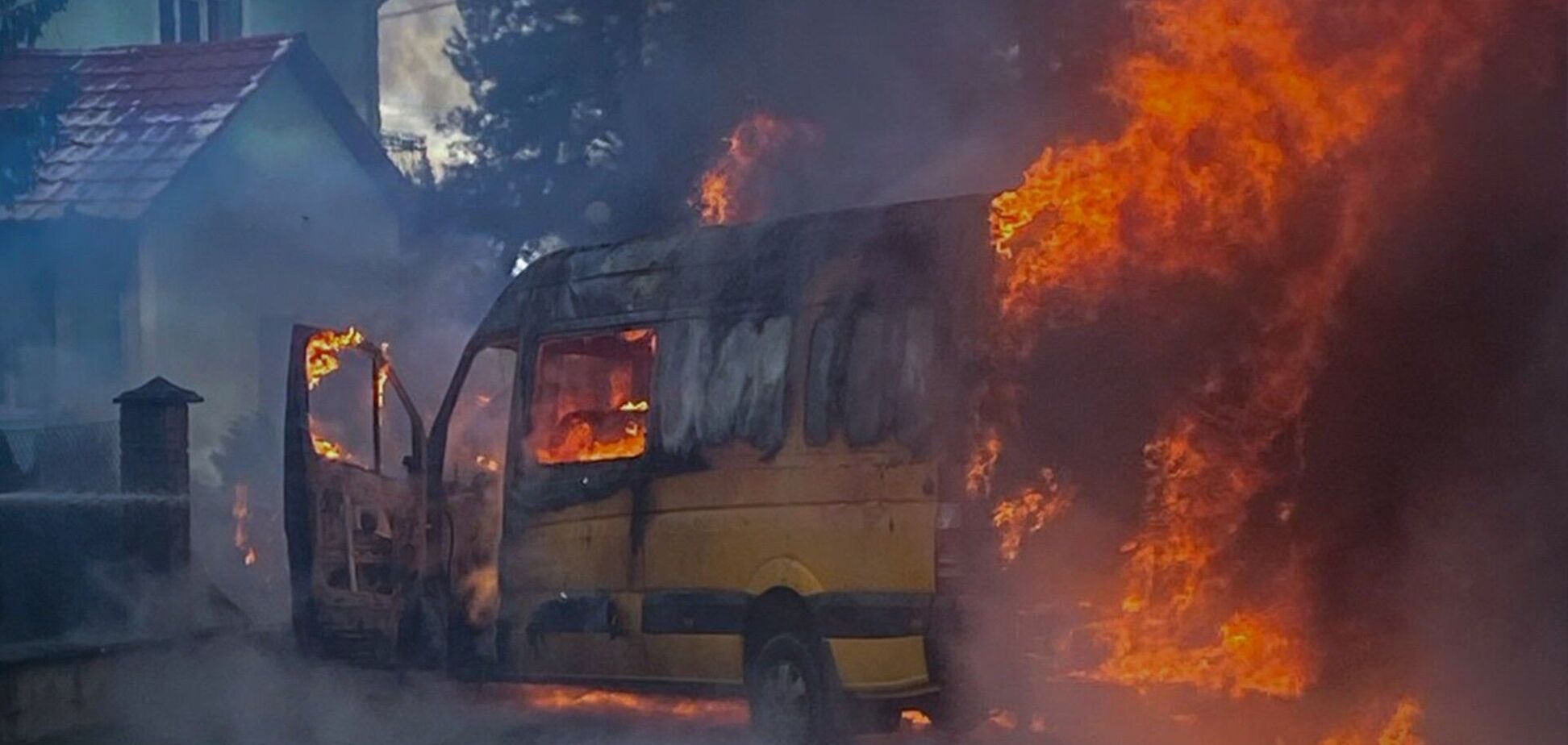 Во Львовской области столкнулись и загорелись Mercedes Sprinter и ГАЗель: семь человек пострадали. Фото