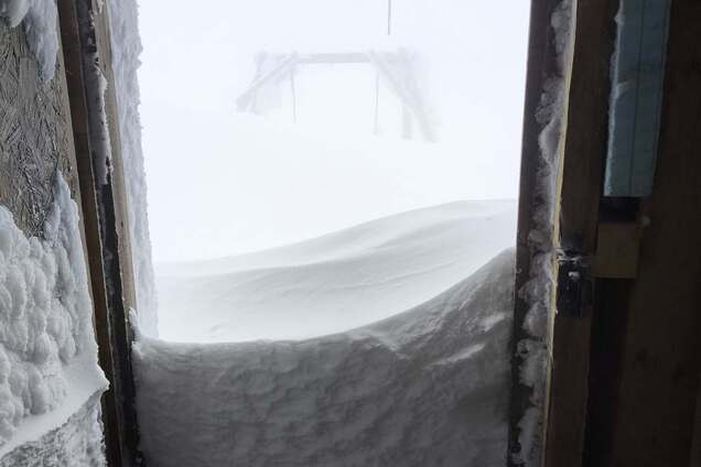 В Карпатах намело метр снега, мороз достиг 10 градусов: когда в Украину вернется настоящее тепло