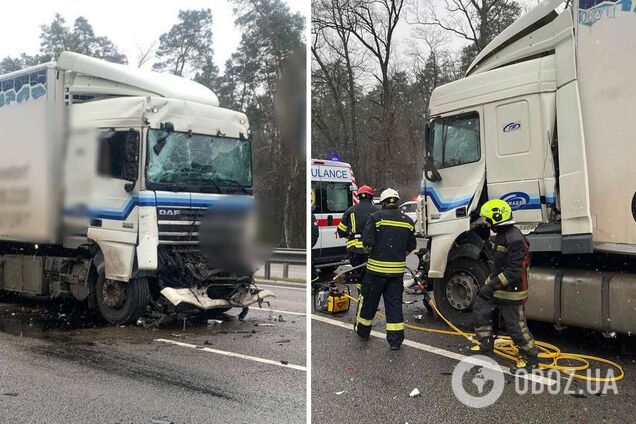 В Киеве столкнулись два грузовика: пострадавшего из кабины доставали спасатели. Фото и видео