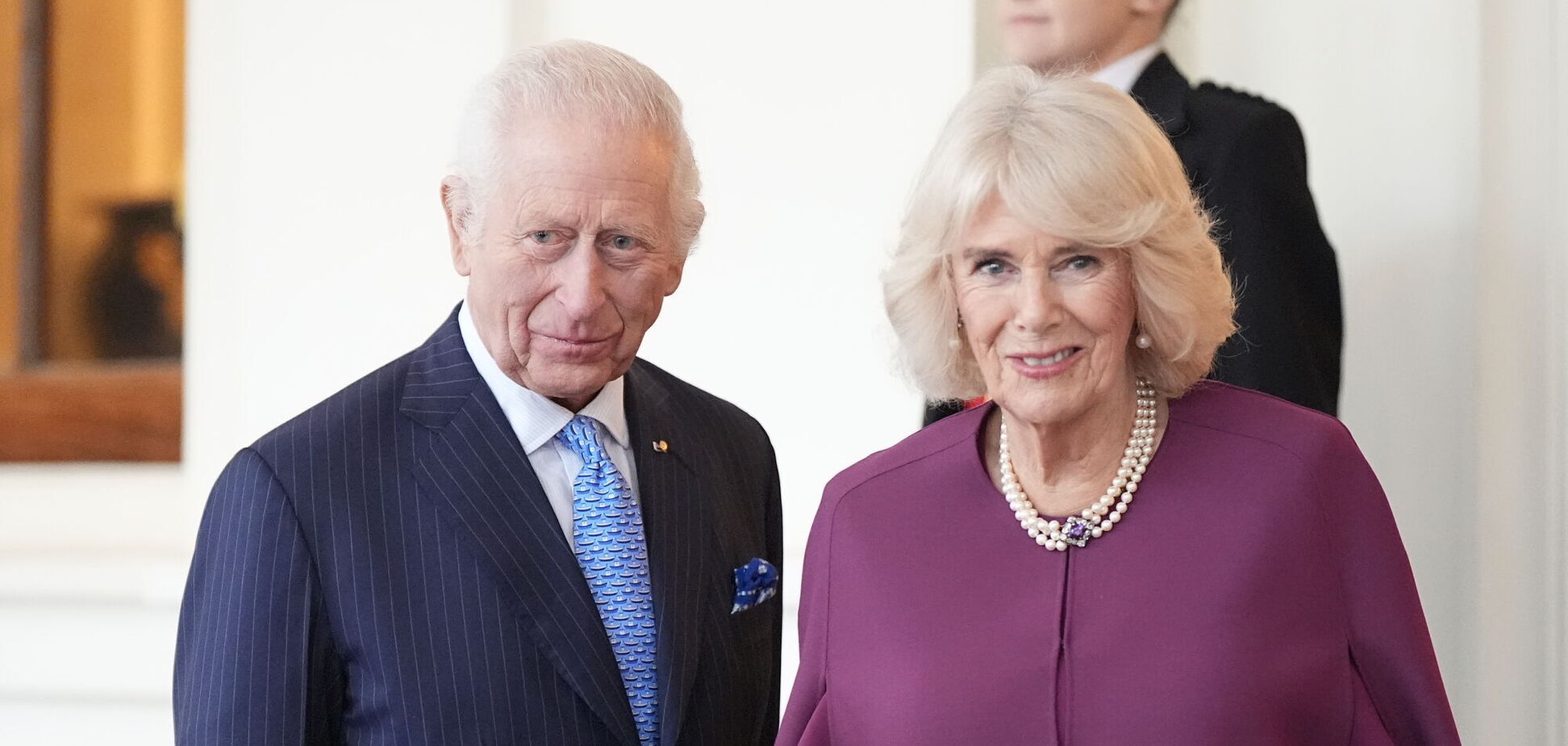 Королева Камилла повторила свой 'свадебный' образ 20-летней давности в романтическую дату. Фото тогда и сейчас