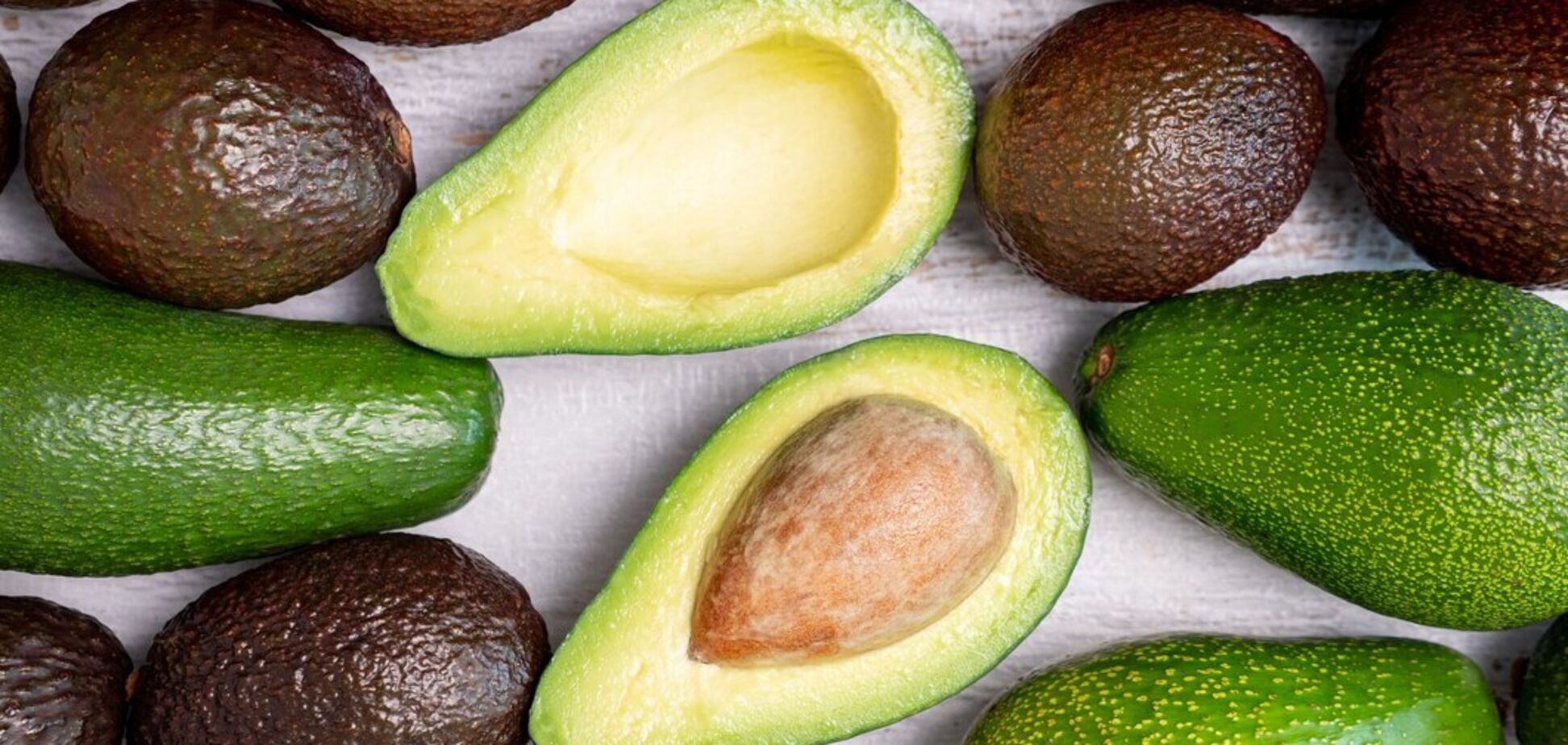 Перестаньте чистить авокадо ложкой: назван гораздо более простой способ