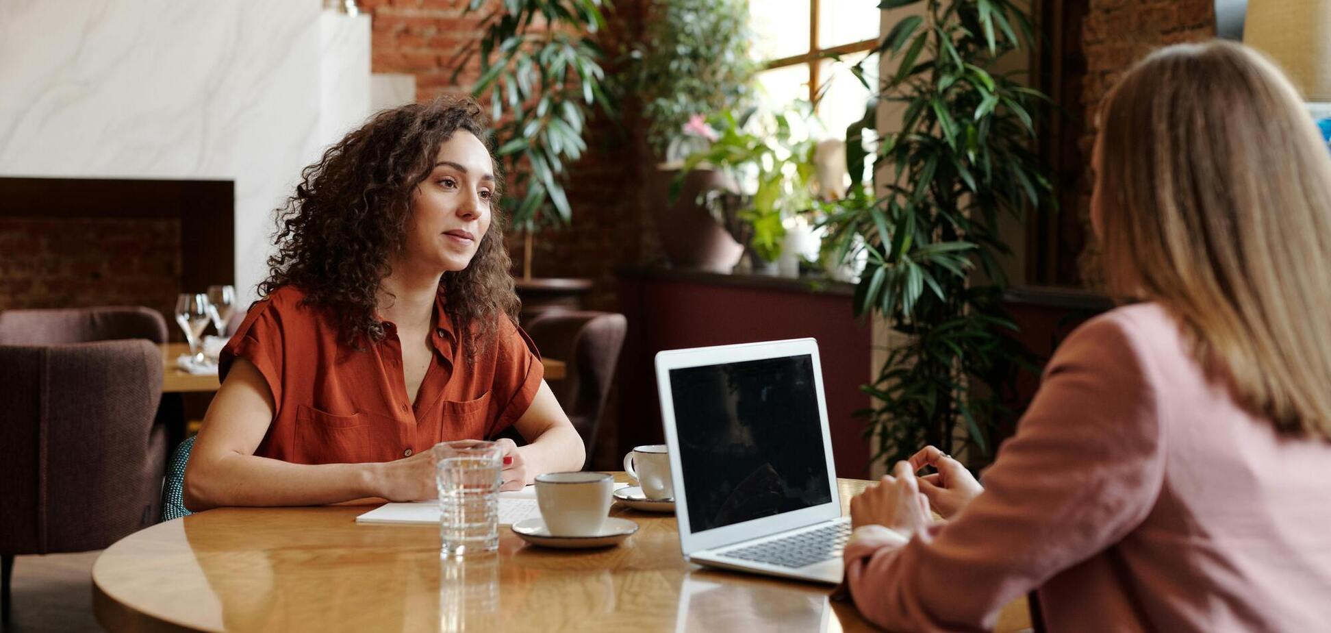 П'ять жестів, які видають невпевненість у собі: це може зіпсувати все