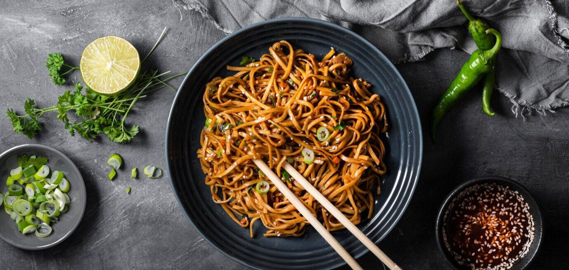 Як приготувати популярну локшину WOK: з куркою та болгарським перцем