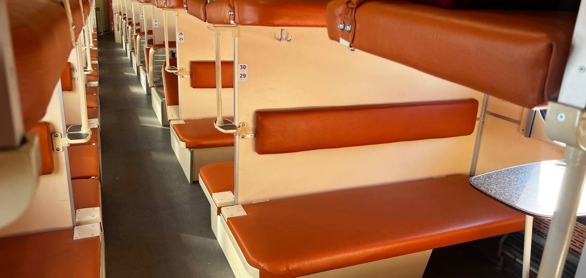 В Украине отправили в рейсы поезд с обновленными вагонами