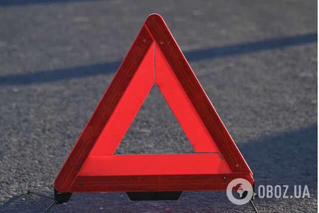 На Київщині легковик на швидкості з’їхав з дороги та зіткнувся з деревом: є загиблий. Подробиці ДТП та фото