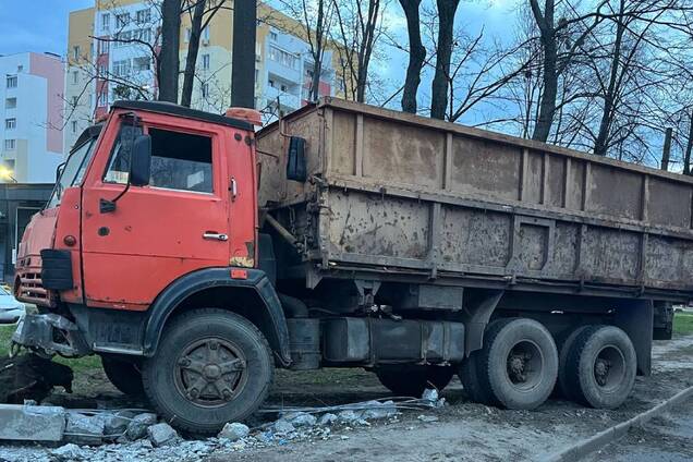 У Харкові на жінку на узбіччі наїхав КАМАЗ: постраждалу доправили до лікарні. Фото