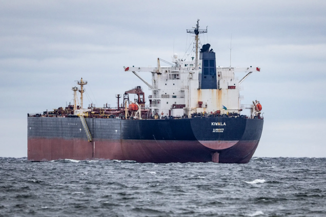 Танкер, принадлежащий к теневому флоту РФ. Иллюстрация на тему санкций