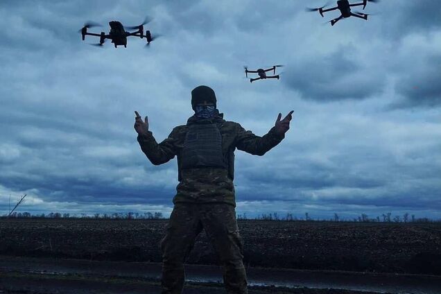 Как украинские бойцы перехватывают и приземляют российские дроны: редкое видео