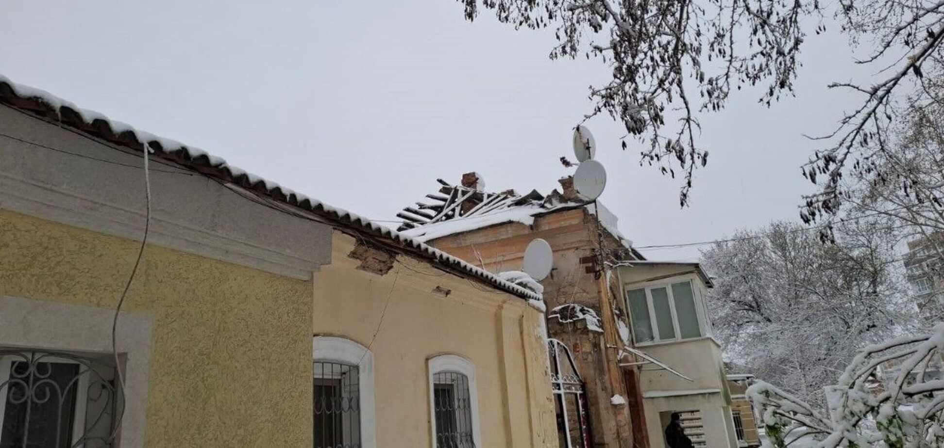 Прилетело в дома, авто и банк: в Херсонской области 8 человек пострадали от обстрелов армии РФ