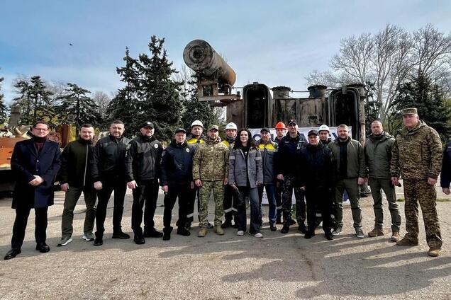 ДТЭК вместе с ОВА установили в Одесской области разрушенный Россией трансформатор как символ сопротивления энергетическому террору