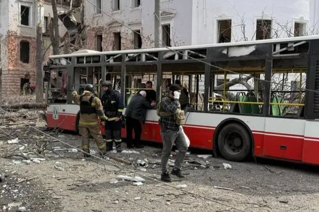 Поврежденный автобус в результате ракетного удара РФ по Сумам