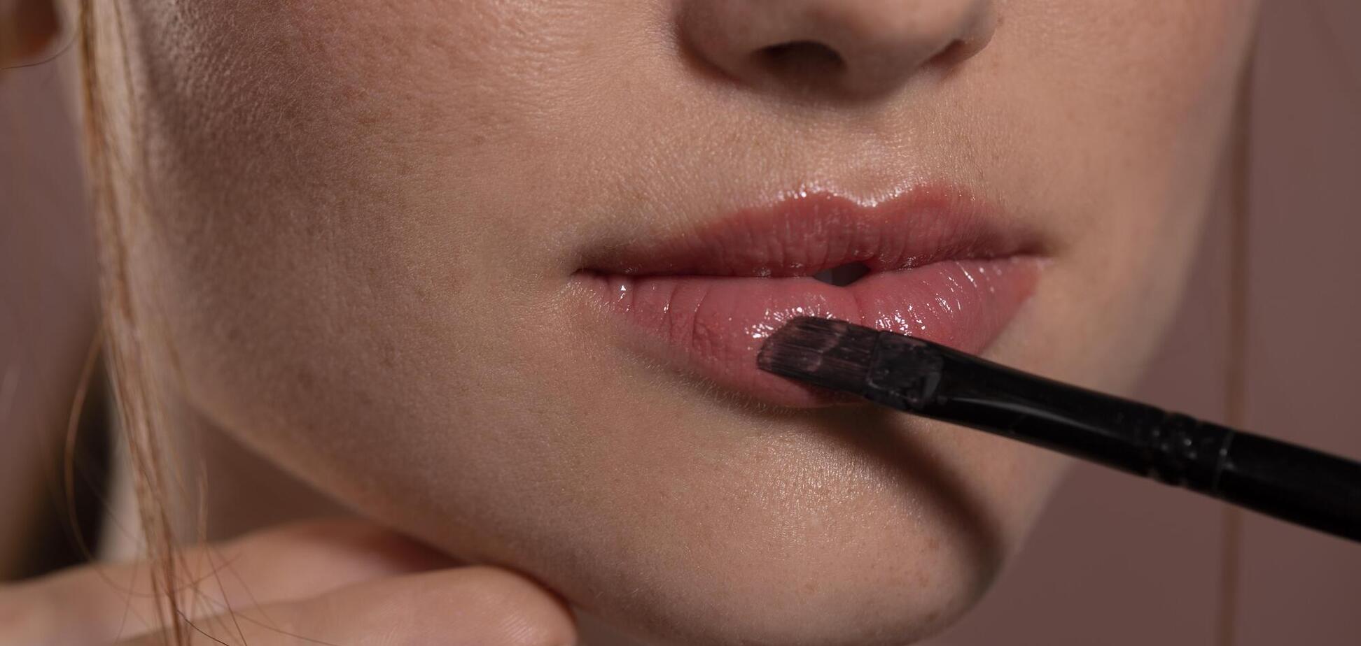 Как правильно накрасить губы, чтобы получить эффект увеличения без инъекций: простой лайфхак