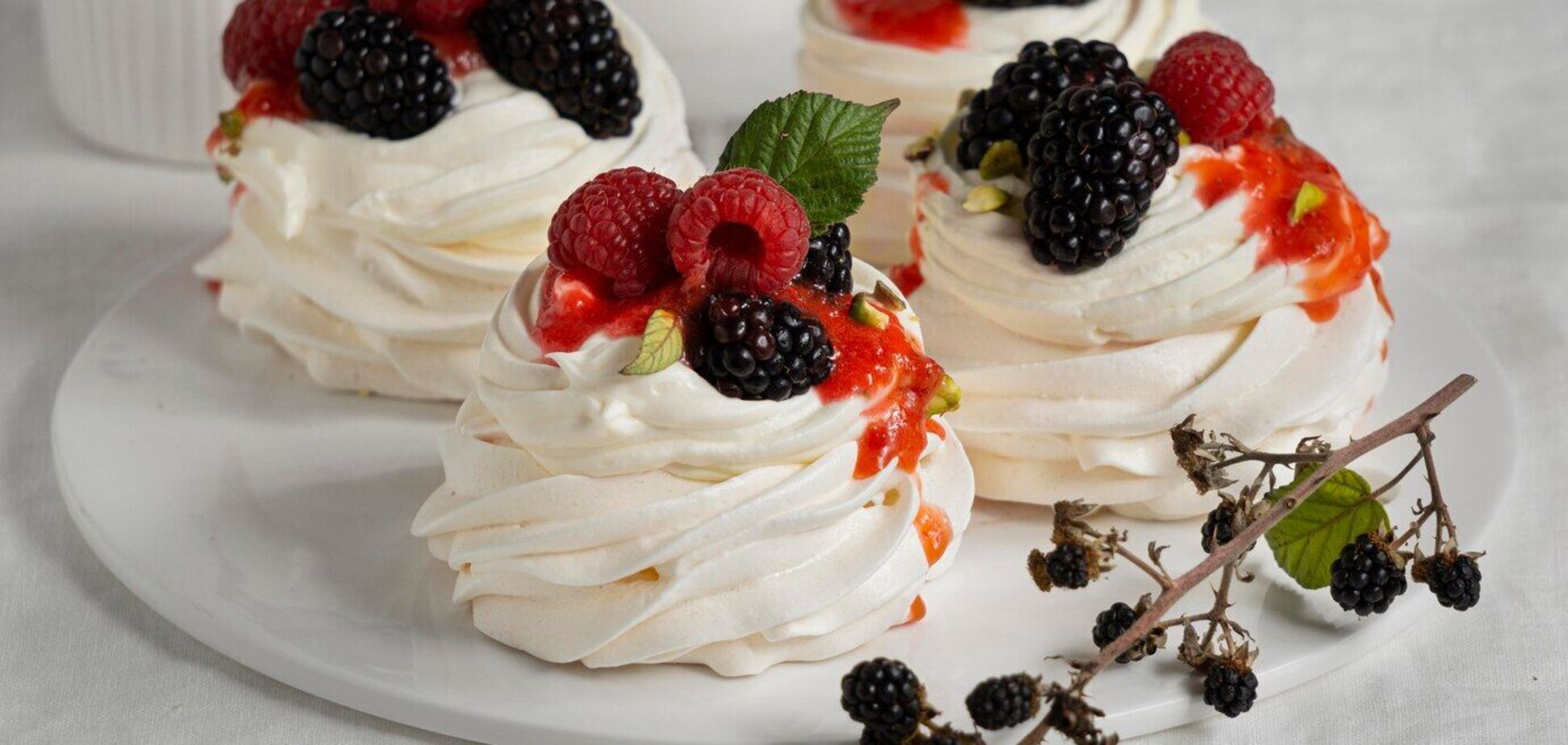 Повітряні меренгові тістечка дітям на Великдень: як приготувати смачний десерт