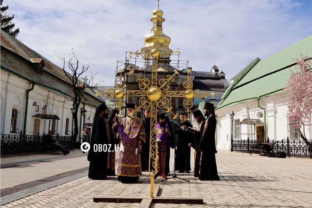 Отреставрированный крест установили над старинной церковью Киево-Печерской лавры. Подробности, фото и видео