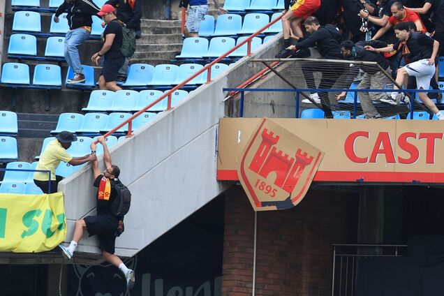 Болельщик спас от смерти фаната команды соперника, когда тот свалился со второго яруса на стадионе. Момент попал на видео