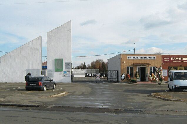 В Киеве в поминальные дни организуют дополнительный транспорт к кладбищам: полный перечень маршрутов