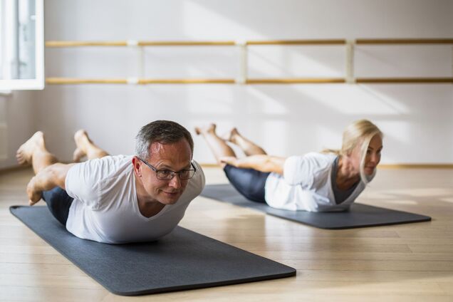 Йога після 50: які рухи найнебезпечніші в такому віці