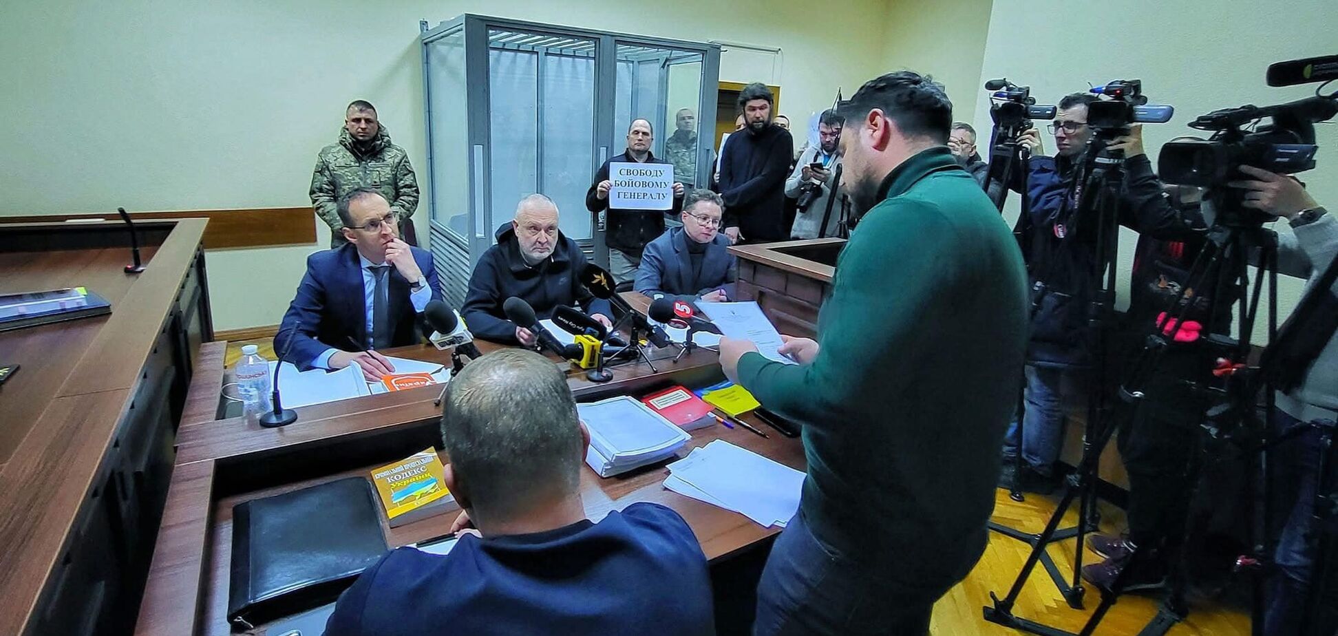 Генералу, подозреваемому в ненадлежащей организации обороны Харьковщины, изменили меру пресечения