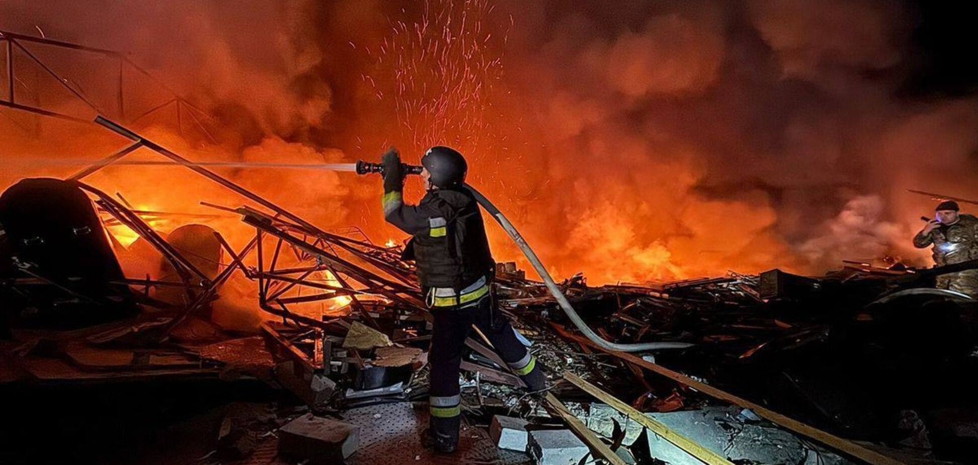 Окупанти атакували Кам'янське на Дніпропетровщині: стались руйнування і пожежі, є постраждалі. Фото