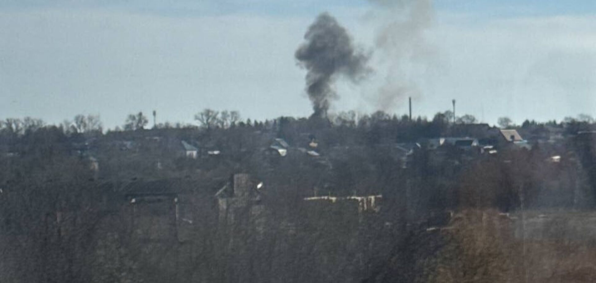 Дрони атакували 112-ту гвардійську ракетну бригаду РФ, яка причетна до удару по Сумах: прогриміли вибухи, видніється дим. Відео