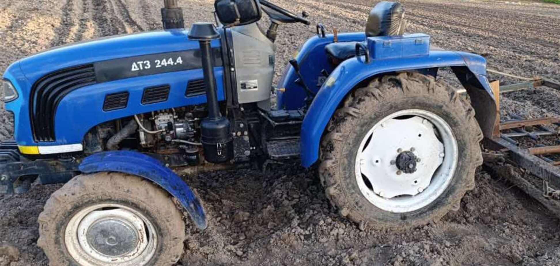 Катався з батьком: на Львівщині трирічний хлопчик випав з кабіни трактора і потрапив під колеса. Фото