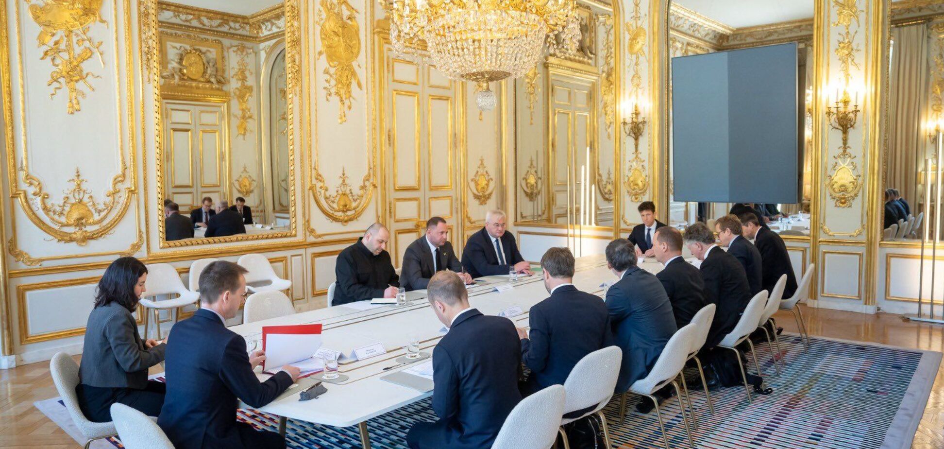 В центре внимания – пути к справедливому миру: в Париже стартовала встреча украинской делегации с представителями 'коалиции решительных'