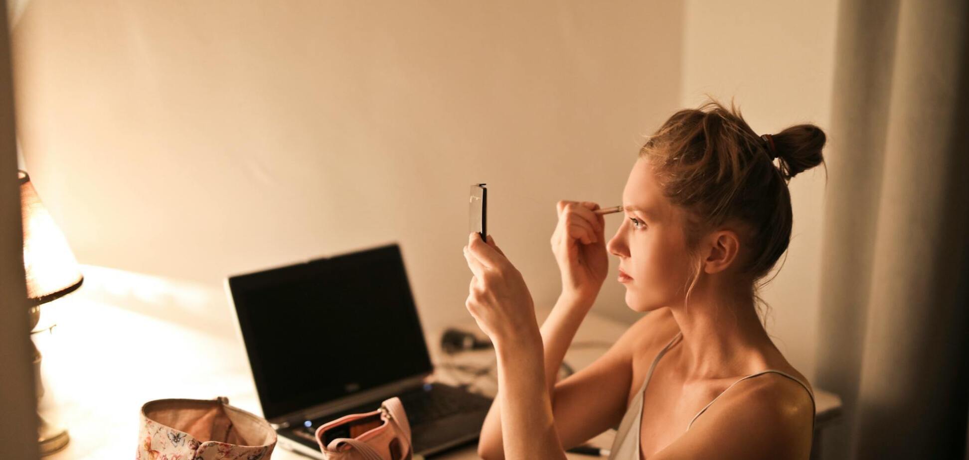 Как сделать лицо подтянутым всего одним действием: куда нанести консилер