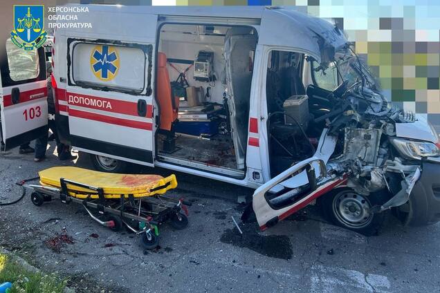 Оккупанты атаковали дроном скорую помощь в Херсоне: пострадали двое медиков. Фото