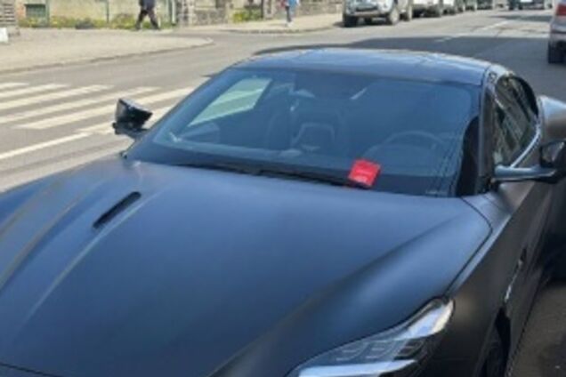 Был припаркован не по правилам: в Ужгороде был оштрафован Aston Martin DB12, стоимость которого стартует от 15 млн грн. Фото