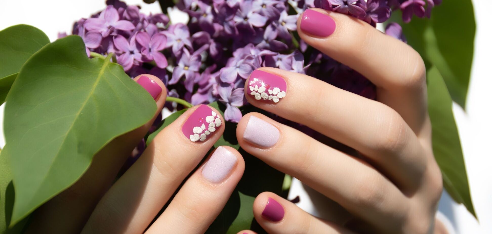 Цветы, 'желе', розовый цвет: какой маникюр выбрать в мае