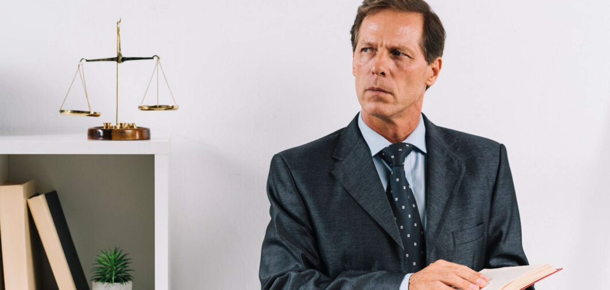 Какое ударение в словах 'черговий' и 'правочин': объяснение