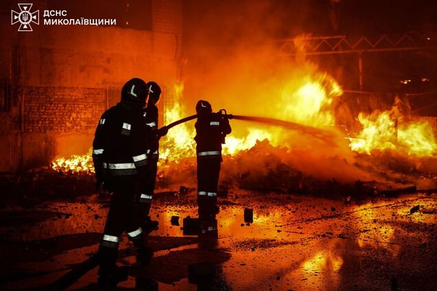 По Николаеву враг ударил неизвестным дроном, на складах разразился масштабный пожар. Фото