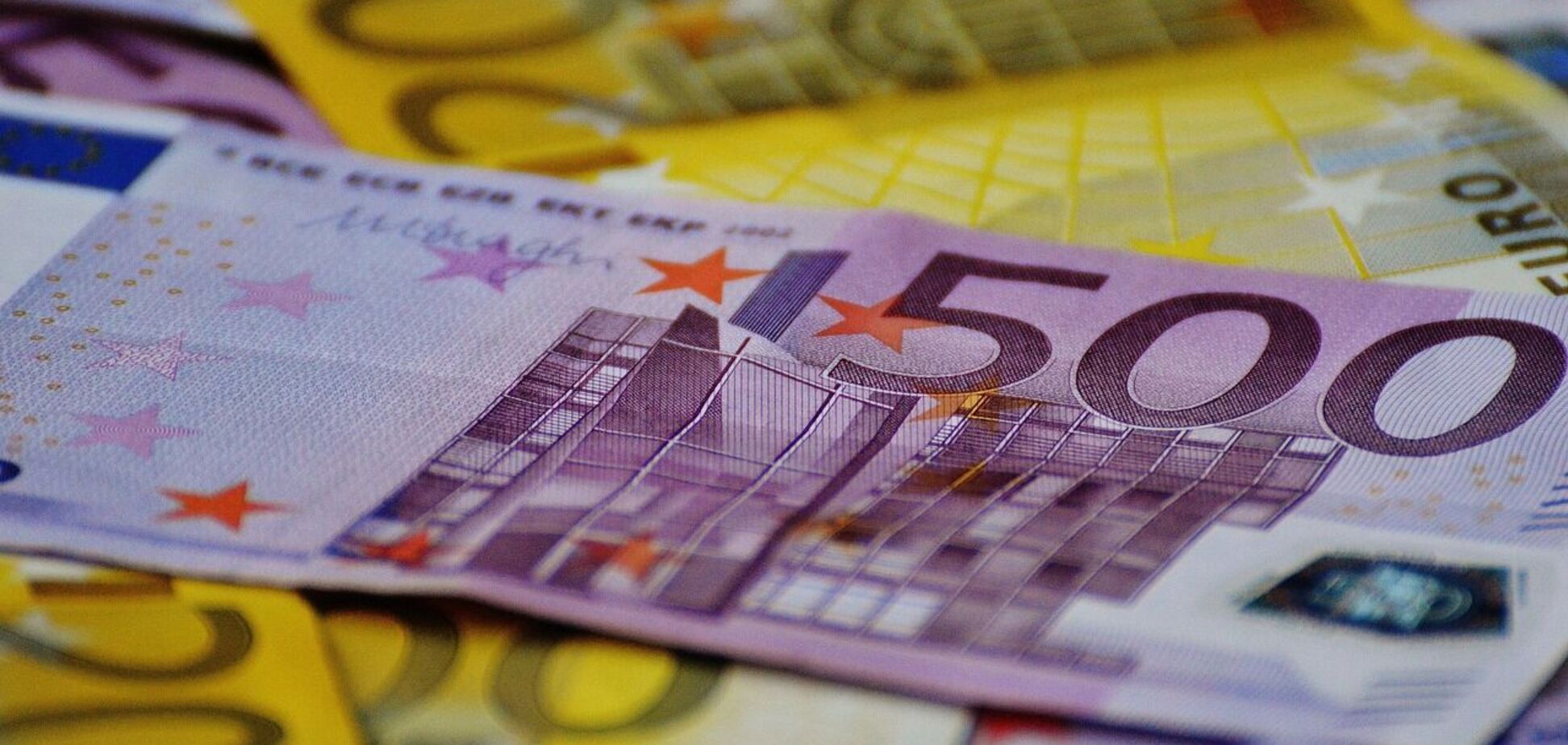 Курс подбирается к 50 грн: что происходит с евро в украинских банках и обменниках