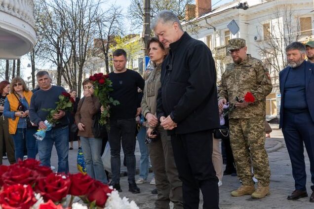 Порошенко привез в Сумы комплекс 'Ай-Петри' и побывал на месте ракетной атаки, где погиб его друг-военный