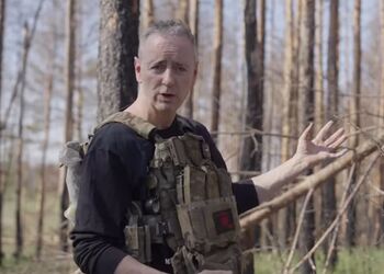 Конгресмен США побував на фронті та підписав снаряд особисто для Путіна. Відео