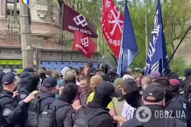 В Киеве произошла стычка между полицией и активистами, протестующими против ЛГБТК+ кинофестиваля. Видео