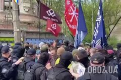 В Киеве произошла стычка между полицией и активистами, протестующими против ЛГБТК+ кинофестиваля. Видео