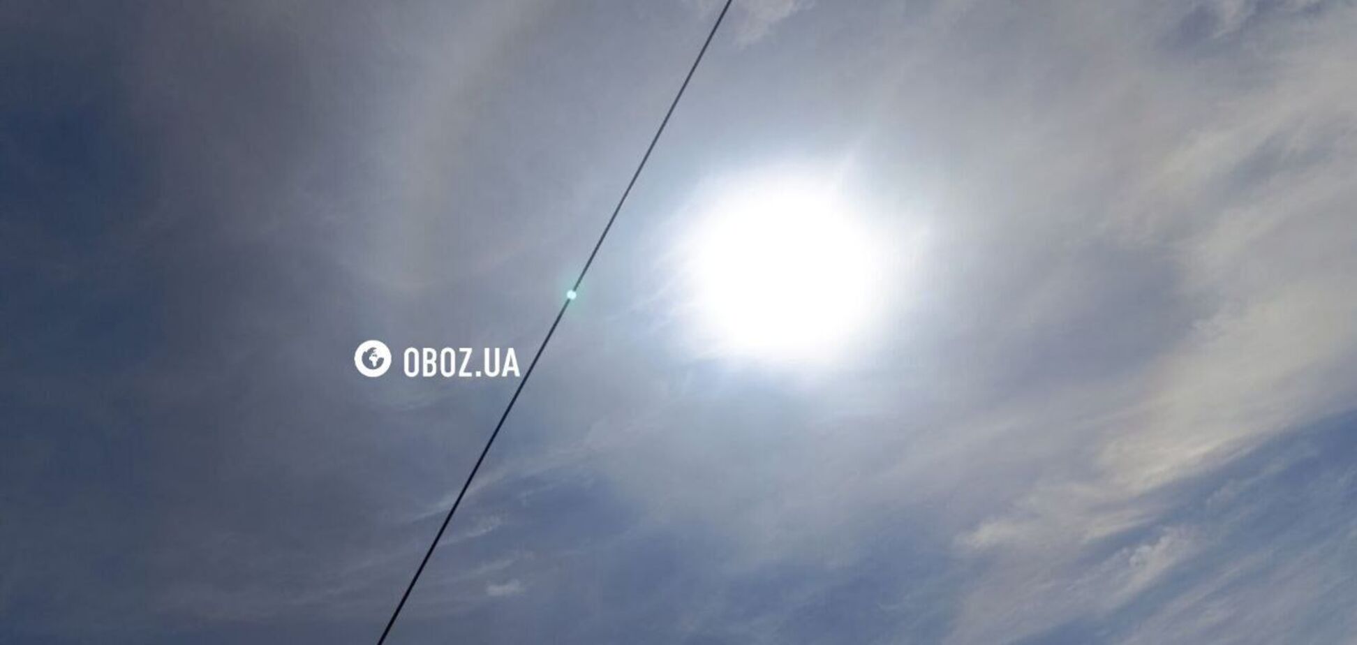 В небе над Киевом зафиксировали любопытное оптическое явление. Фото, видео и подробности