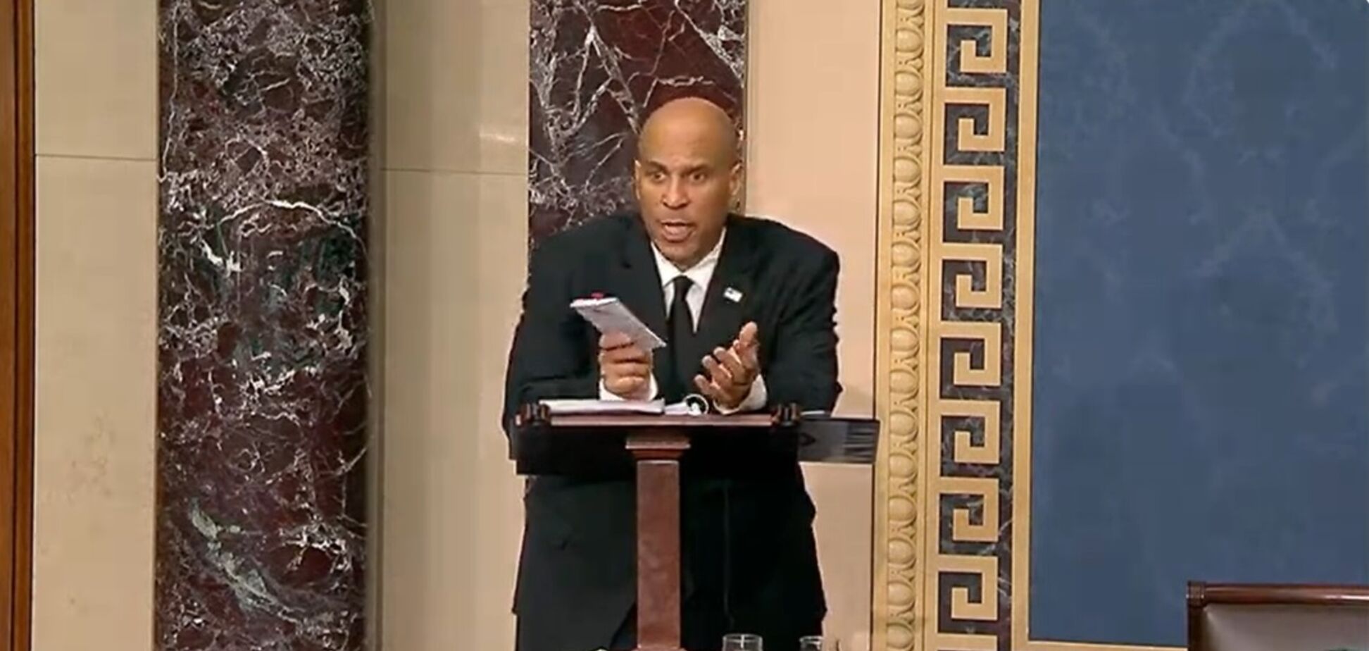 Згадав нападки на Зеленського і підтримку Путіна: сенатор-демократ критикував політику Трампа протягом 25 годин поспіль