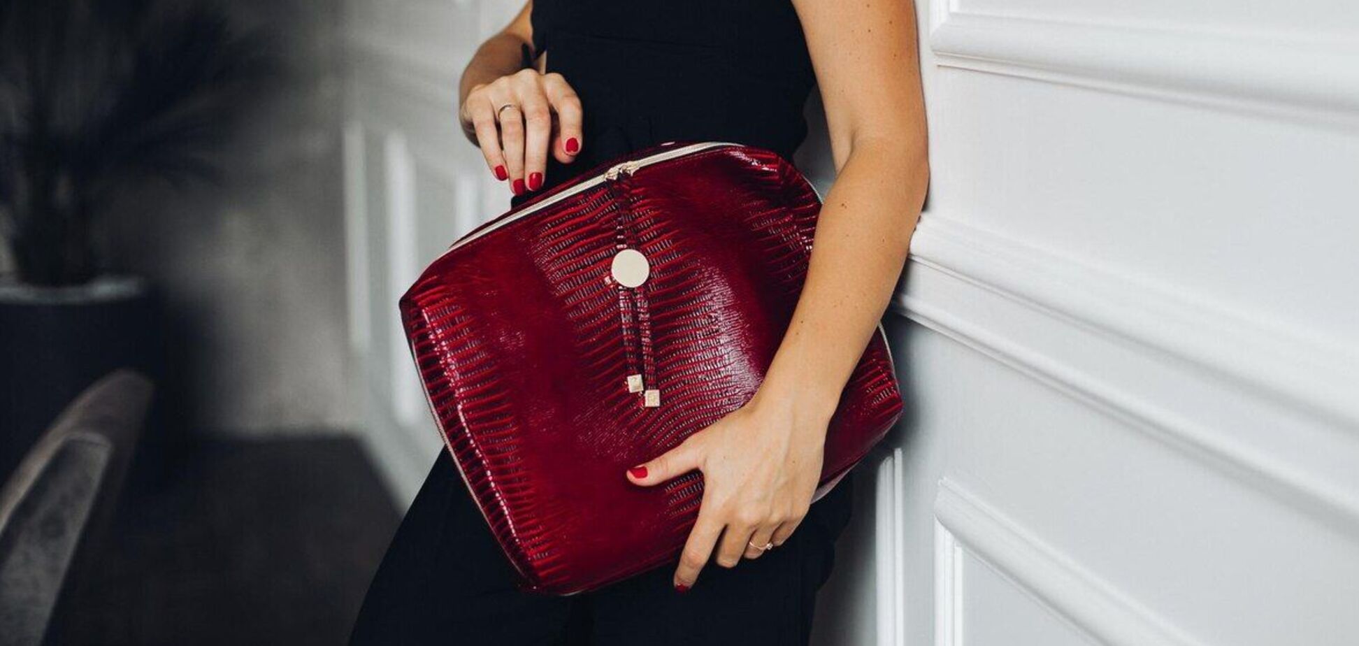 Модные эксперты назвали цвет сумки, которая идеально подходит к черному платью или костюму. Фото