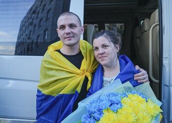 Не виделись три года: мать и сын встретились во время обмена пленными в автобусе. Фото и видео