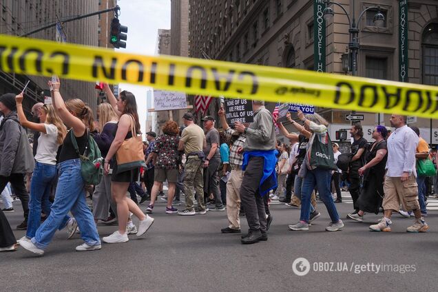 В США тысячи людей вышли на протесты против политики Трампа: чего они требовали. Фото