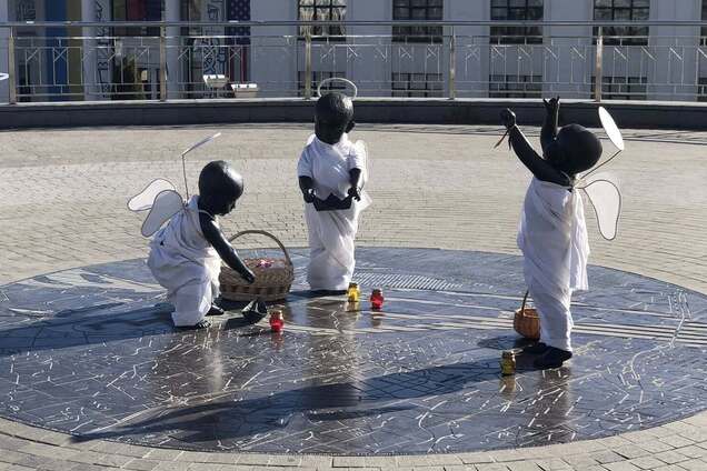 Малюків-засновників Києва перетворили на янголят на честь Великодня. Фото