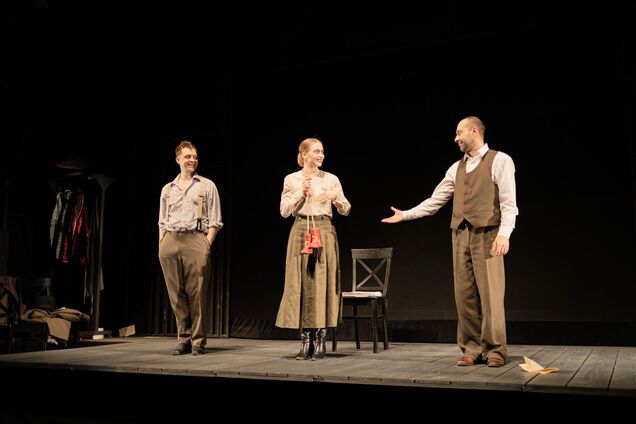 В черном-черном театре, на черной-черной сцене