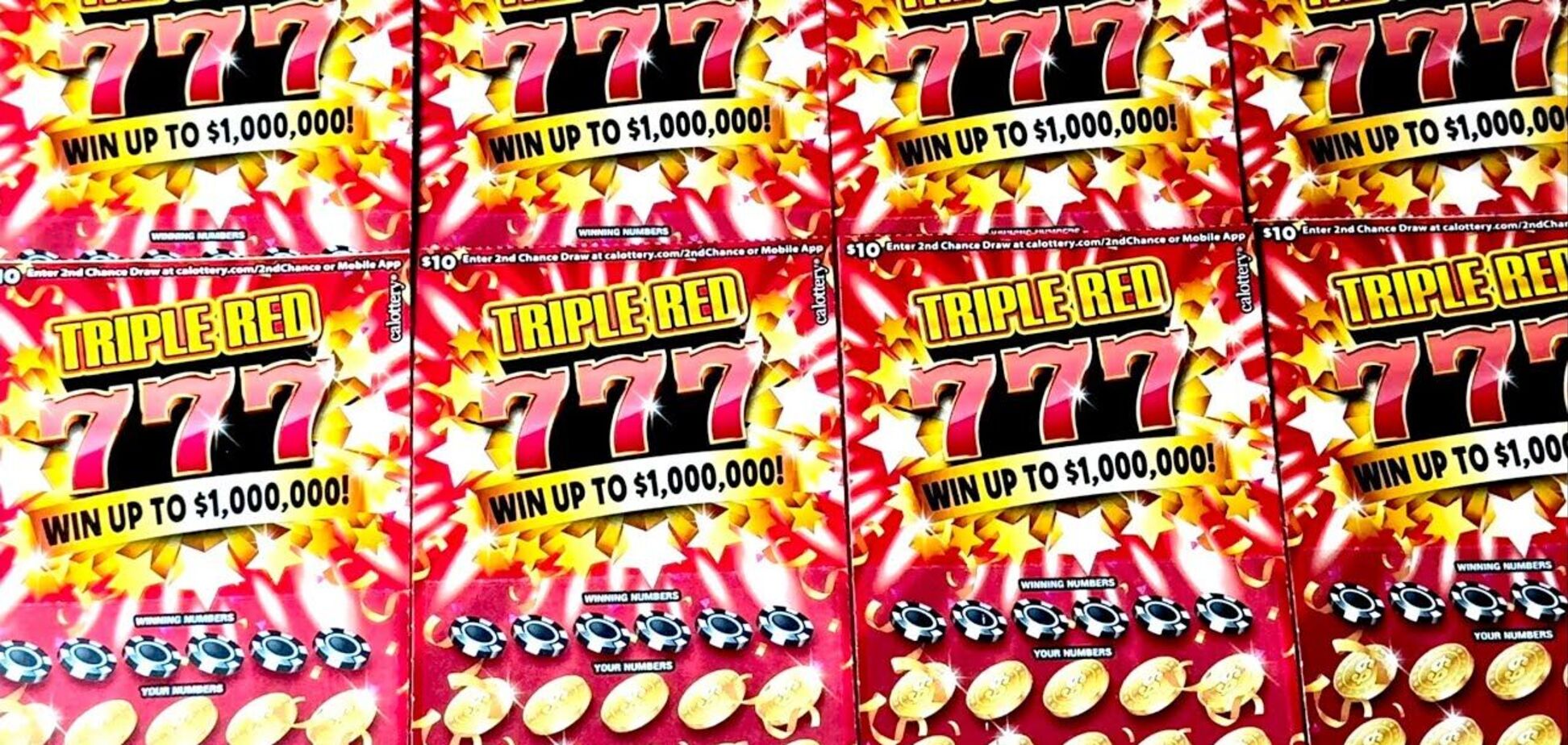 Мужчина выиграл свой приз с помощью скретчера Triple Red 777
